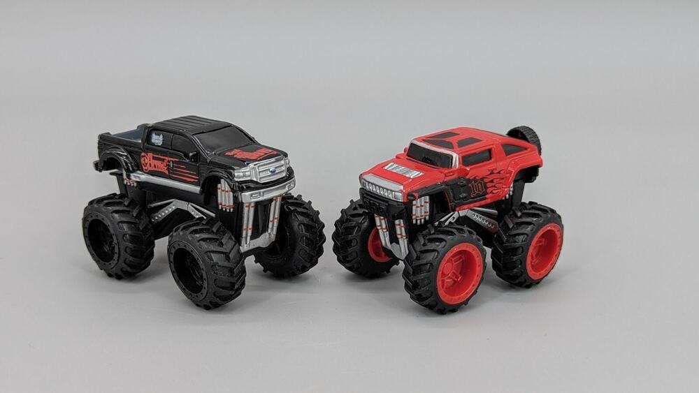 Maisto Diecast 4x4 Monster Trucks Black Road to the Grave & Red Dirt Demons 1/64